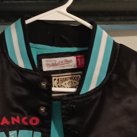 Mitchell n Ness Satin Jacket Memphis Grizzlies Vancouver Throwback Jacket - Picture 3 of 3